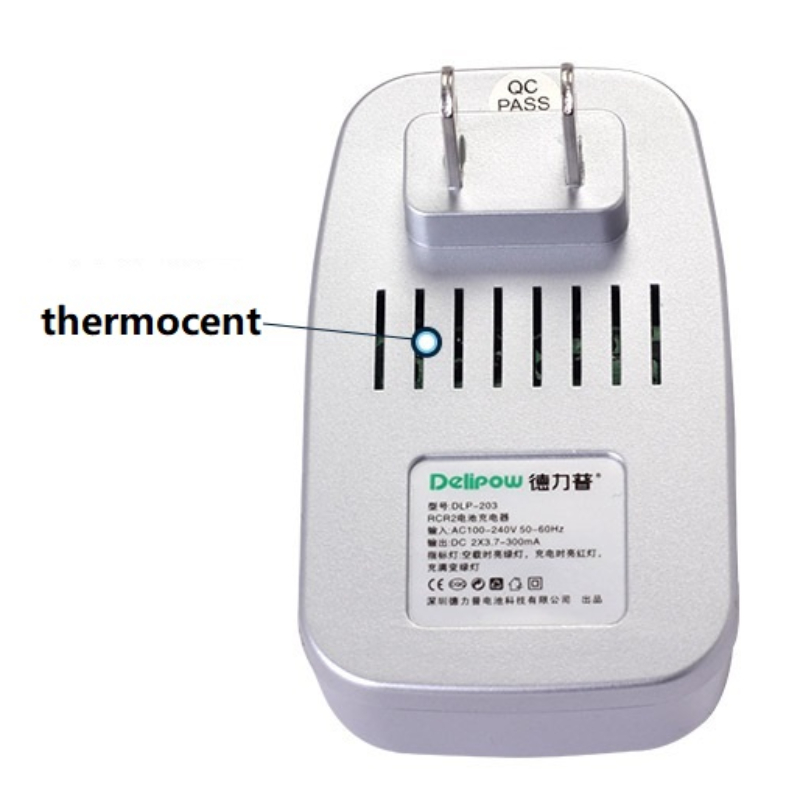 A Piece of Charger with A Pair of CR2 3.0V 800mAh Battery 15270 Li-ion Cell 